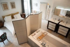 拉沙特尔Maison Harmonie的一间带床和浴缸的浴室以及一间卧室
