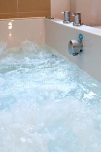 帕兹托PointBreak Sleeps 12 with hot tub-Great celebration house-Dog friendly的浴缸里充满了大量的水