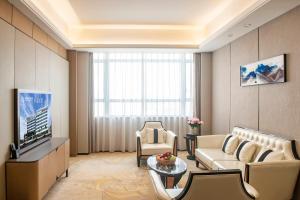 广州广州南航明珠空港大酒店的带沙发和电视的客厅