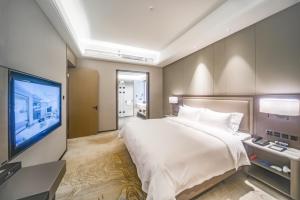 广州广州南航明珠空港大酒店的一间卧室配有一张大床和一台平面电视