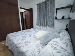 罗萨里奥港Awesome Apartment的卧室配有带白色棉被的床