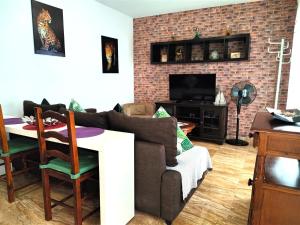 罗萨里奥港Awesome Apartment的客厅配有沙发和桌子