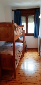 普奇塞达APARTMENT NATURA的一间卧室设有两张双层床和一扇窗户。