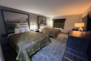 查尔斯湖查尔斯湖/萨尔弗速8酒店的一间酒店客房,设有两张床和电视