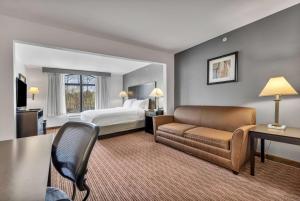 罗利温盖特温德姆国家体育场罗利/卡里酒店的酒店客房,配有床和沙发