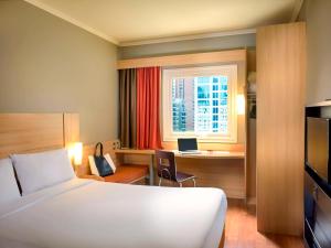 圣地亚哥ibis Santiago Las Condes Manquehue的配有一张床、一张书桌和一扇窗户的酒店客房