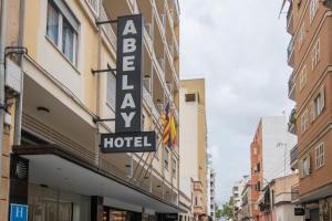 马略卡岛帕尔马阿卜雷酒店的建筑一侧的酒店标志
