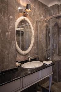 伊斯坦布尔Louis Rooms的一间带水槽和镜子的浴室