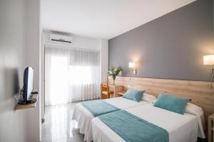 马略卡岛帕尔马阿卜雷酒店的酒店客房设有两张床和电视。