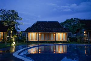 DadapanIjen Estate Resort And Villa的夜间带游泳池的别墅