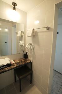 庆州Stay RomanticTrip_Hostel的浴室配有带镜子的梳妆台和盥洗盆
