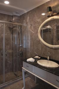 伊斯坦布尔Louis Rooms的带淋浴、盥洗盆和镜子的浴室