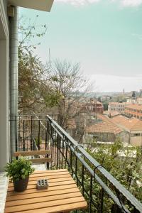 伊斯坦布尔Louis Rooms的阳台设有长凳,享有城市美景。