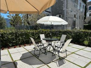 拉维罗Ravello 23 Accommodation的桌椅、雨伞和桌子