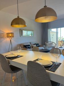 马贝拉New refurnished Apartment Elviria Hills Marbella的用餐室配有桌椅和酒杯