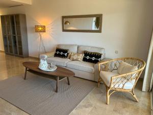 马贝拉New refurnished Apartment Elviria Hills Marbella的客厅配有沙发、桌子和椅子