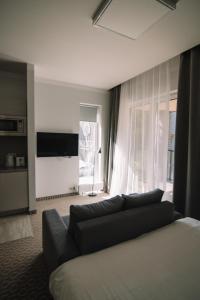 纳尔瓦约埃苏Merepargi ApartHotel & Cafe的带沙发和大窗户的客厅