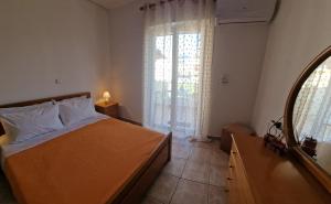 Apartment in Tigaki beach Kos客房内的一张或多张床位