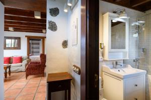 蒂亚斯Casa Amaia II的一间带水槽和镜子的浴室