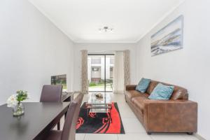 佛维斯V&S Apartments - Executive Suite in Fourways, Johannesburg的客厅配有沙发和桌子
