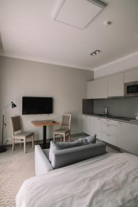 纳尔瓦约埃苏Merepargi ApartHotel & Cafe的客厅配有沙发和桌子