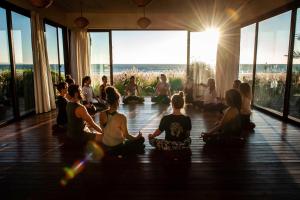 塔哈佐特天堂布拉阁冲浪瑜伽＆Spa酒店的一群参加瑜伽课程的人