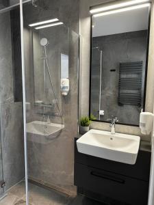 米兹多洛杰威拉777克拉斯科果旅馆的一间带水槽和淋浴的浴室
