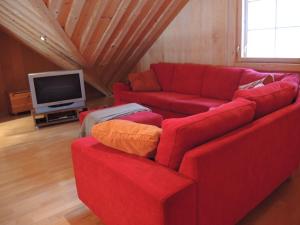 RistiinaVilla Kaidan Kunkku的客厅配有红色沙发和电视