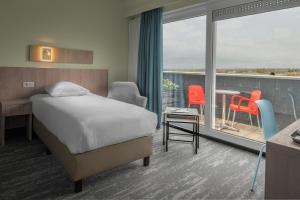 布兰肯贝赫弗洛雷亚尔布兰肯贝赫酒店的酒店客房设有一张床和一个阳台。
