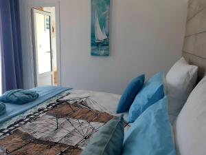 科斯蒂内什蒂Casa Babica Guesthouse的一张带蓝色枕头的床