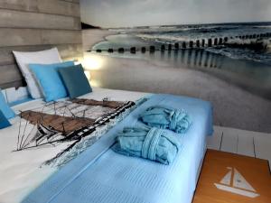 科斯蒂内什蒂Casa Babica Guesthouse的一间卧室配有一张带海滩绘画的床