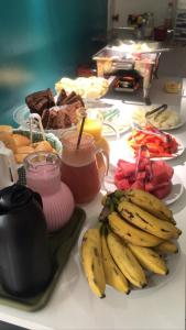 大坎皮纳Lax Hotel acesso através de escadas的一张桌子,上面放香蕉和其他食物