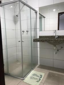 大坎皮纳Lax Hotel acesso através de escadas的浴室设有玻璃淋浴间和镜子