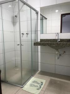 大坎皮纳Lax Hotel acesso através de escadas的浴室里设有玻璃门淋浴