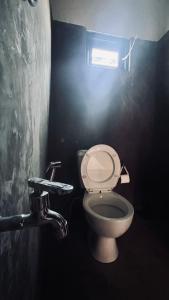 努沃勒埃利耶Rustique House dbl的一间位于黑暗客房内的带卫生间的浴室