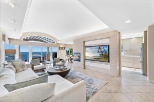 拉古纳海滩Laguna Villa的客厅配有白色家具,享有海景。