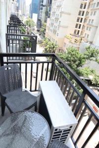 宿务Cute 23 sqm condo for the cuties near AYALA CEBU的阳台配有桌椅。