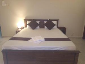 科伦坡MercuryFM 103 Guest House - Colombo 3的一张配有黑白床单和枕头的床