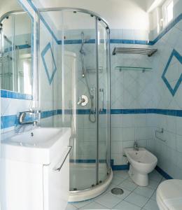 卡普里普罗拉酒店的带淋浴、盥洗盆和卫生间的浴室