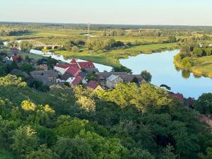 SantokWinnica pod Skrzydłami的享有城镇和河流的空中景致