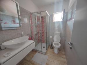 坎普尔Family Deluxe Apartment Mirjana的一间带水槽、卫生间和淋浴的浴室