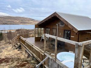 阿克拉内斯Icelandic Lake House的小木屋设有甲板和游泳池