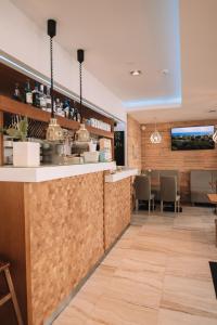 纳尔瓦约埃苏Merepargi ApartHotel & Cafe的一间带酒吧的餐厅和一间用餐室