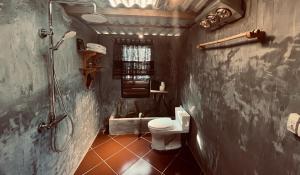 萨帕H’nee House Ta Van的带淋浴、卫生间和盥洗盆的浴室