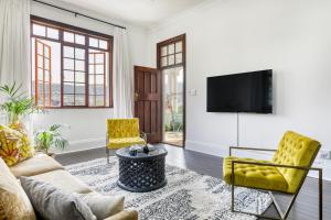 开普敦Secure & Central: Villa with Views of Table Mountain的带沙发和电视的客厅