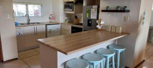 乌旺戈海滩184 Laguna La Crete的厨房配有带蓝色凳子的吧台
