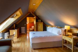拉安戈斯图拉镇科伦托索湖与河酒店的阁楼上的卧室配有一张大床