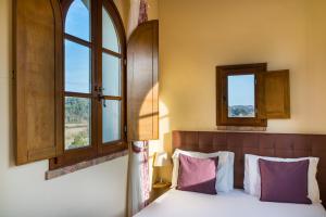 蒙塔约内Boccioleto Resort的一间卧室设有一张床和两个窗户。