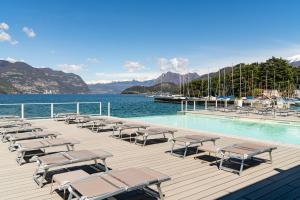 伊塞奥阿拉巴菲利斯酒店的一个带躺椅的码头和游泳池