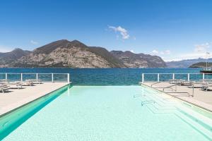 伊塞奥阿拉巴菲利斯酒店的一个带椅子和水体的游泳池